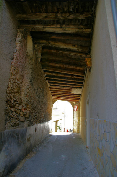 Le passage sous le porche pour arriver rue St Michel  Aurignac