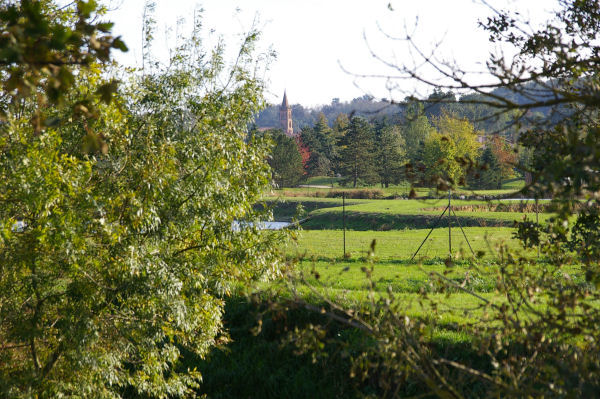 En arrivant au Lac du Val de Saune, au fond, l'glise de Ste Foy d'Aigrefeuille