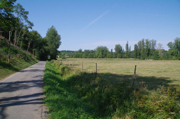 La route menant  Salleneuve dans la valle de la Louge