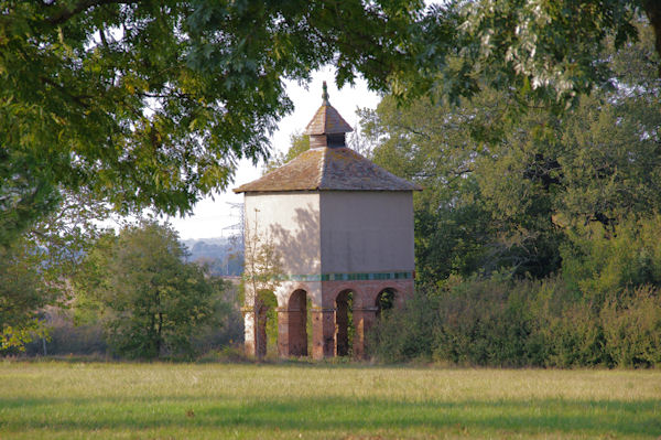 Un pigeonnier  St Anatoly