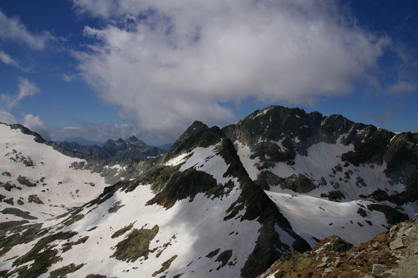 Le Pic Gourdon au premier plan, Le Pic des Gourgs Blancs derrire