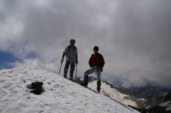 Deux Pyrnistes heureux au sommet enneig du Pic des Spijeoles