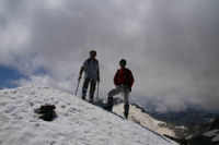 Deux Pyreneistes heureux au sommet enneige du Pic des Spijeoles