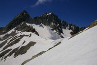 Le col des Gourgs blancs surmonte par le Pic Jean Arlau et le Pic des Gourgs Blancs