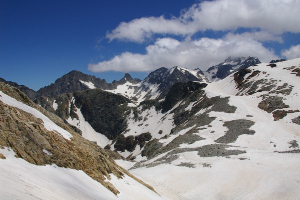 De gauche  droite, le Pic Lzat, le Pic des Crabioules, le Pic Royo et le Pic Predigure dans les nuages, devant, la Tusse de Montarqu depuis le col des Gourgs Blancs