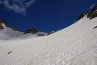 Au centre, le col des Gourgs Blancs