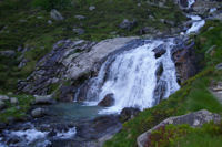 Une petit cascade du torent descendant du lac Saussat