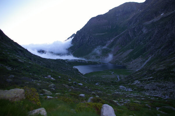 Le lac Saussat, la mer de nuage envahit le Col d'Espingo