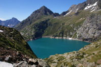 Le lac de Caillauas domine par le Pic des Cortalets