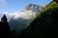 Le Pic de Pichaderes depuis les gorges de Clarabide