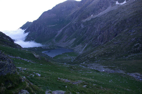 Le lac Saussat, la mer de nuage envahit le Col d'Espingo