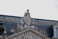 Le fronton du Palais Niel, rue Montoulieu Saint-Jacques