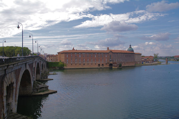 Le Pont Neuf sur la Garonne et Hotel Dieu - Saint Jacques depuis le quai de la Dorade