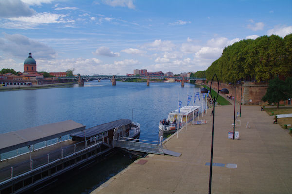 Le dme de l_Hotel Dieu Saint Jacques et le Pont Saint Pierre sur la Garonne