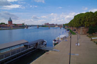 Le dme de l_Hotel Dieu Saint Jacques et le Pont Saint Pierre sur la Garonne