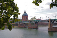 Le dome de l'Hotel Dieu Saint Jacques et le Pont Saint Pierre sur la Garonne