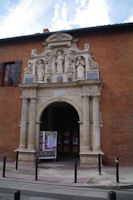 La facade de l'eglise Saint Pierre, rue Valade