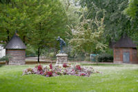 Statue dans l'allee des Justes au Jardin des Plantes