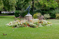 Statue dans l_alle des Justes au Jardin des Plantes, petit cureuil en prime