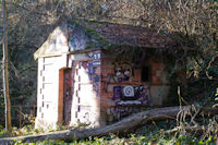 Un abri dans le Bois de la Linasse