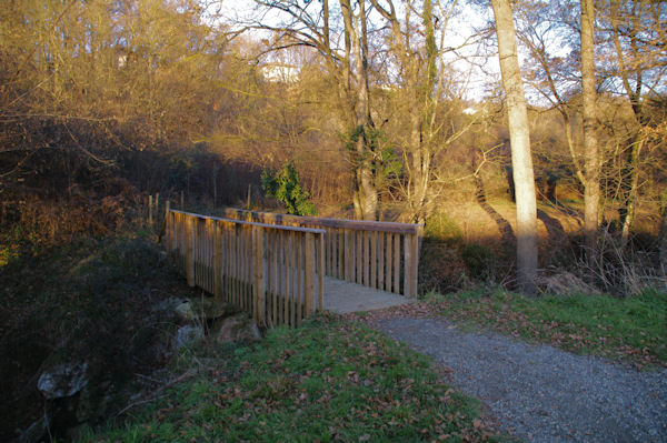 Une passerelle sur le ruisseau des Arnis