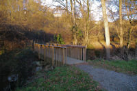 Une passerelle sur le ruisseau des Arnis