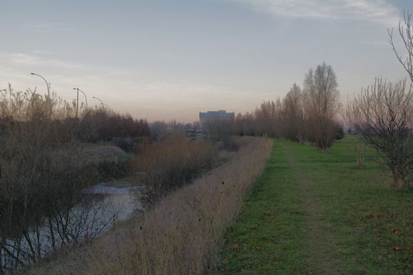 Les bords de l_Hers, au fond, l_ancien hangar  ballon