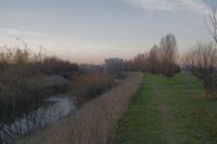 Les bords de l_Hers, au fond, l_ancien hangar  ballon