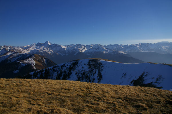 Les Pyrnes au Sud du Pic d'Escales, le Pic de Crabre bien visible  gauche