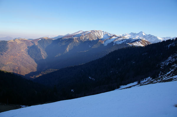 Le Pic de la Calabasse au centre et le Pic de Crabre  droite depuis la crte Nord du Pic d'Escales