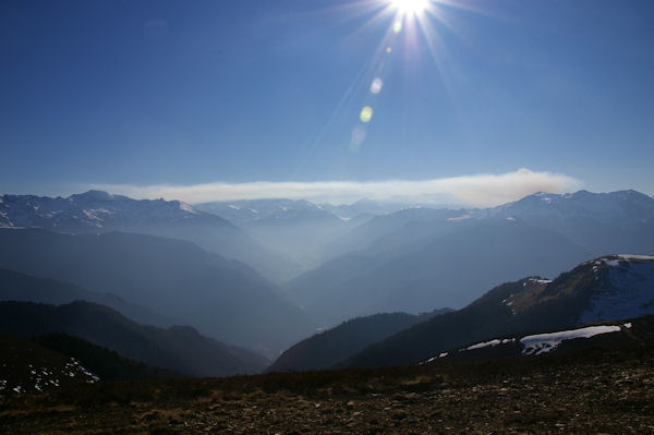 La valle espagnole de la Garonne embrume par les fumes d'cobuage depuis les crtes du Tuc de l'Etang