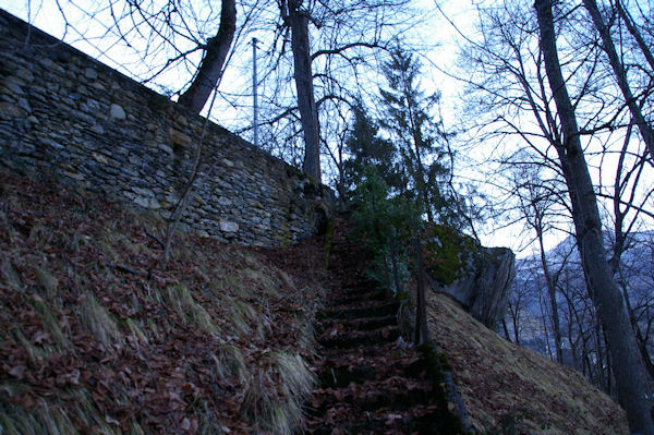 L_accs  la Chapelle de Pouey Laun depuis la Chapelle St Roch