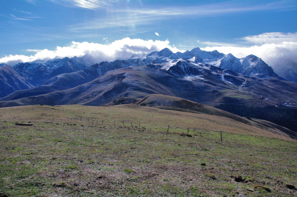 Le Pic Arrouy, derrire, le Pic de la Hourgade, depuis le Cap de Hont Nre