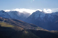 Le Pic d_Arrouyette et la station de Peyresourde, derrire et bien point, le Pic de Lustou