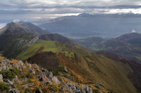 Argels Gazost au fond dans la valle, le Pic de Montaigu au fond