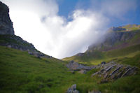 Le Col de Paloumere en vue avec des remontees nuageuses du la vallee d'Estaing