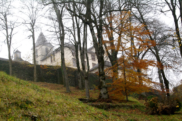 En montant  la Chapelle de Pouey Laun