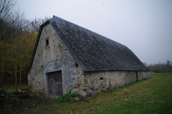 Une grange au bord du gave d_Arrens
