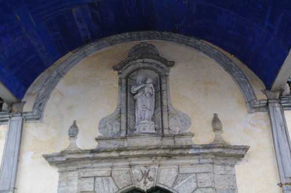 Le fronton de la chapelle de Pouey Laun