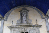 Le fronton de la chapelle de Pouey Laun