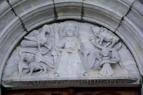 Le fronton de l_glise d_Arrens