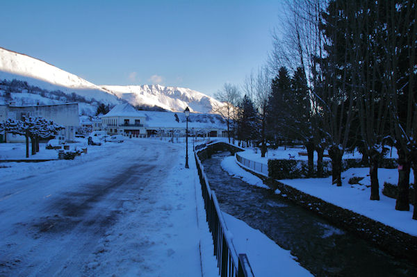 La rue de Couret  Arrens, au fond, le Soum de la Pne