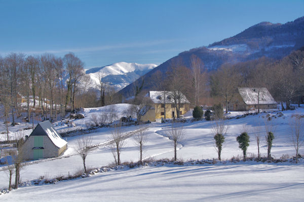 Berganton, au loin, le Pic de Hautacam