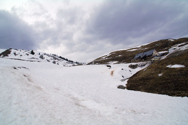 Les batiments de la station de Nistos - Cap Nests, le col de la Lit au centre