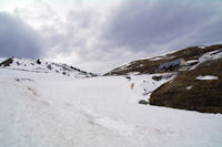 Les batiments de la station de Nistos - Cap Nestes, le col de la Lit au centre