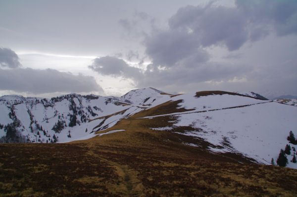 A gauche, le Sommet de Cave de l_Eyde, au centre, le Cap Nests et  droite le Mont Mrag