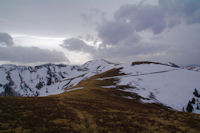 A gauche, le Sommet de Cave de l'Eyde, au centre, le Cap Nestes et a droite le Mont Merag