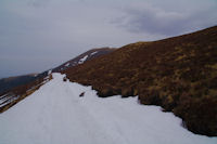 Le chemin sous le Mont Merag, au fond, le Pic de Mont Aspet