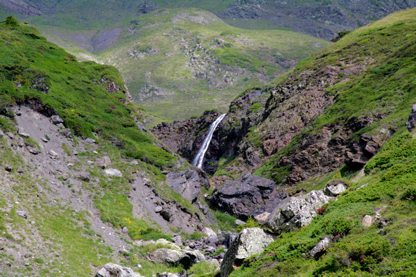 Belle cascade sur le ruisseau descendant du Pic de Louesque