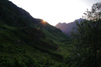 Le soleil pointe sur le Cap de Hittes, derrire, le Pic du Midi d_Arrens et le Pic de Sarret